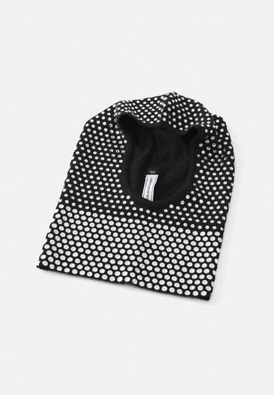 Musthave musta beanie, millel on hõbedased täpid, pehme sisepind ja ümar kuju. Sildil on nähtav number ääres.