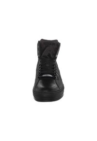 Sneaker alta nera con una finitura in pelle liscia, allacciatura frontale, colletto imbottito e dettagli con logo sulla linguetta. Design della suola spessa.
