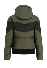 Olijfgroene pufferjack met zwart chevronpatroon op de schouders, kap en ribgebreide zwarte onderrand. Kenmerkend is het geborduurde, gevoerde ontwerp.