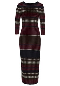 Robe midi tricotée à manches longues, avec des rayures horizontales dans les tons bordeaux, marron, marine et crème. Texture côtelée sur toute la surface.