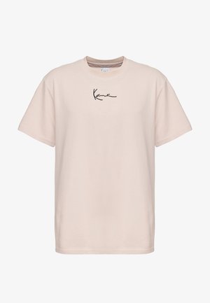T-shirt en coton rose clair avec une coupe décontractée, un col rond et des manches courtes. Présente un logo en écriture noire sur la poitrine.