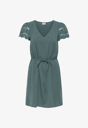 Vestido corto verde azulado con escote en V, mangas cortas de encaje con borde ondulado y cinturón atado a la cintura.