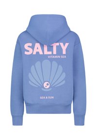 Blaues Hoodie mit einem großen pinken Grafikdesign, auf dem der Text "SALTY VITAMIN SEA" über einem Muschel-Design und "SEA & SUN" darunter steht. Mischgewebe aus Baumwolle.
