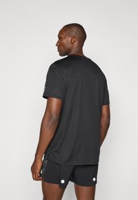 ASICS FUJITRAIL LOGO TOP - Sports T-shirts - performance black