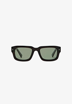 Rechthoekige zonnebril met dikke donkere monturen, groen getinte glazen en kleine zilveren sterdetails op elke bovenhoek, weergegeven op een witte achtergrond.