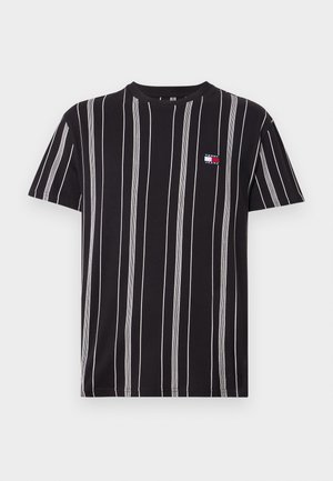 Juoda trumpomis rankovėmis marškinėliai su plonomis baltomis vertikaliomis juostelėmis ir mažu Tommy Jeans logotipu ant kairės krūtinės.