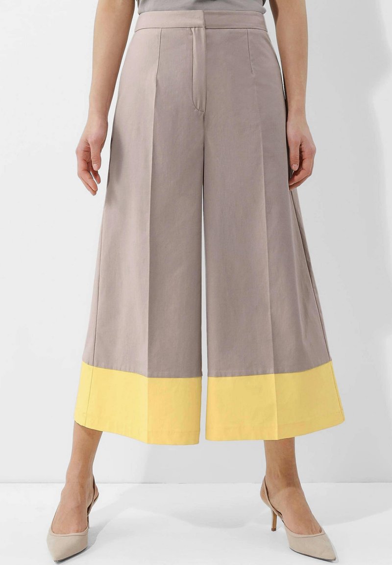 Grijze wijde broek met een gele zoom, gemaakt van lichtgewicht stof. Heeft een hoge taille en een getailleerde silhouet.