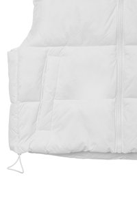 Gilet bianco imbottito con trapuntatura orizzontale, chiusura frontale con zip, tasche laterali e cordino regolabile all'orlo.