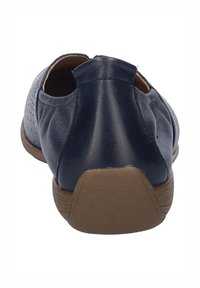 Granatowe skórzane buty z perforowanym wykończeniem, okrągłym czubkiem, niskim brązowym gumowym obcasem oraz konstrukcją typu slip-on z zapięciem z tyłu.