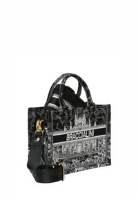 Borsa con motivi in bianco e nero, dotata di due manici corti e tracolla rimovibile. Presenta il logo "BRACCIALINI" e un design decorativo raffigurante un paesaggio urbano.