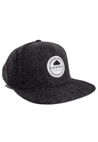 Zwarte rattenkap met een stijve rand en een ronde logopatch met een wolkontwerp en tekst. Gemaakt van textuurstof.