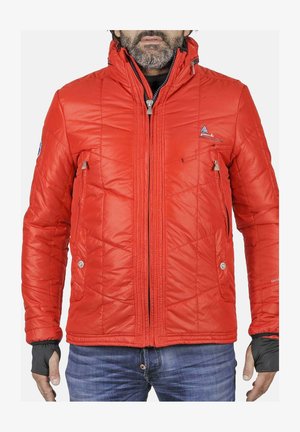 Chaqueta acolchada roja con diseño de acolchado, cierre delantero con cremallera, bolsillos laterales, puños elásticos y logotipo en el pecho y la manga.