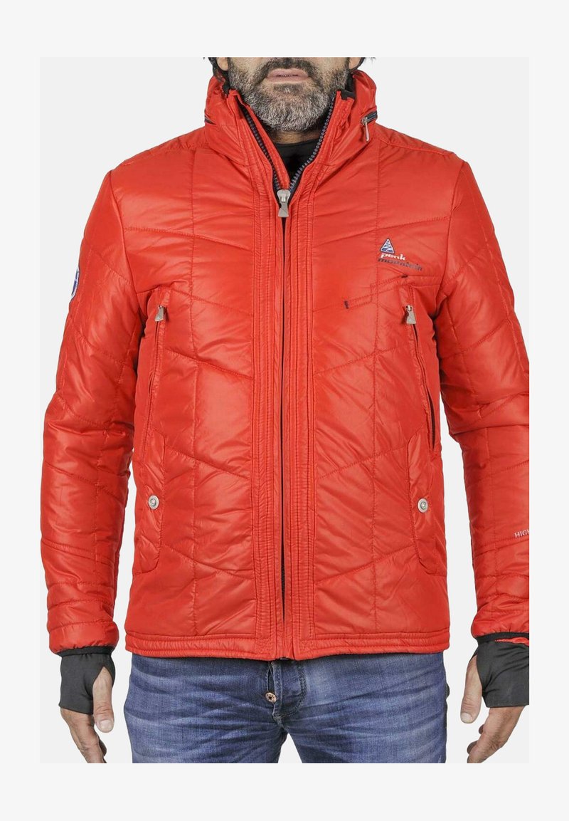 Röd vadderad jacka med quiltat mönster, dragkedja framtill, sidofickor, elastiska ärmslut och logotyp på bröstet och ärmen.
