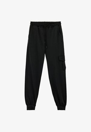 Zwarte joggingsbroek met een trekkoord in de taille, zijzakken en een patchzak op de bovenbeen. Gemaakt van een gladde, zachte stof.