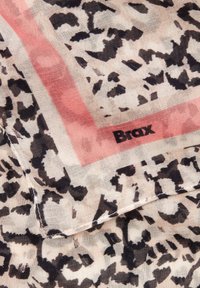 Durchsichtiger Schal mit beiger Basis, schwarzem Tierdruck und pinker Umrandung. Enthält das schwarze "Brax"-Logo am Rand.