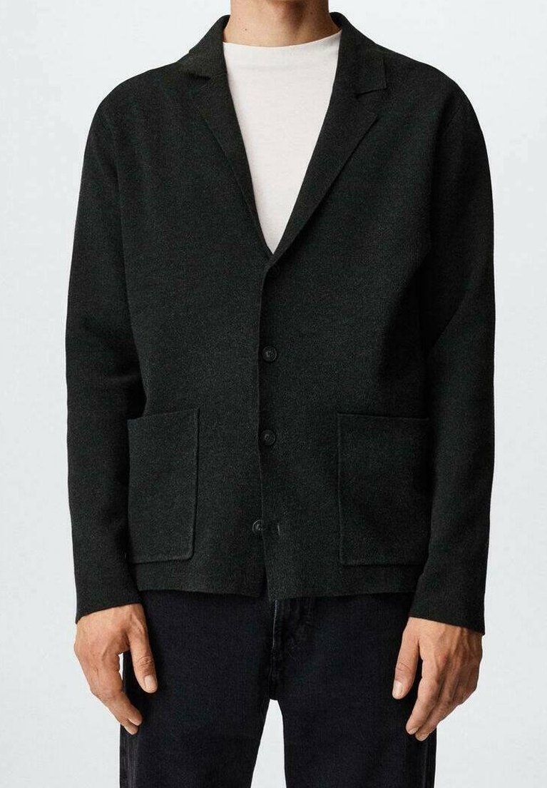 Blazer in lana grigia scuro con rever a punta, due tasche frontali e chiusura a cinque bottoni. Texture liscia, vestibilità sartoriale e design minimalista.