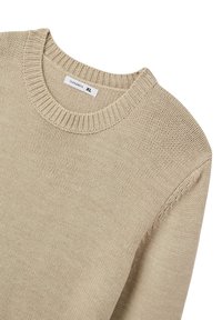 Beżowy sweter wełniany z prążkowanym okrągłym dekoltem i długimi rękawami. Posiada luźny, teksturowany splot i metkę z napisem "Terranova XL."