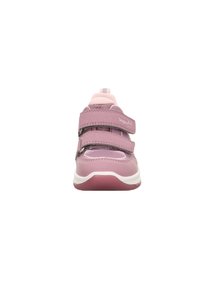 Rosa Sportschuh mit strukturiertem Obermaterial, doppelten Velcro-Riemen und gepolsterter Sohle. Auffälliges Logodetail an der Seite und kontrastierende Akzente.