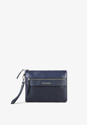 Cartera de mano de cuero azul marino con cremallera plateada, correa desmontable y logo "ANTONY MORATO" en la solapa del bolsillo frontal.