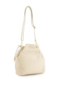 Beige læder bucket taske med en struktureret finish, snøre lukning og hardware i guld tone. Justerbar skulderrem inkluderet.