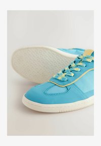 Valitud, blue
