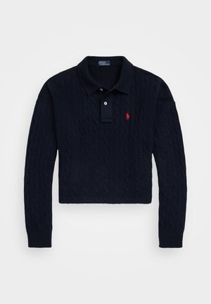 Pull polo bleu marine à manches longues en maille torsadée, avec col, deux boutons et petit logo rouge brodé sur la poitrine gauche.