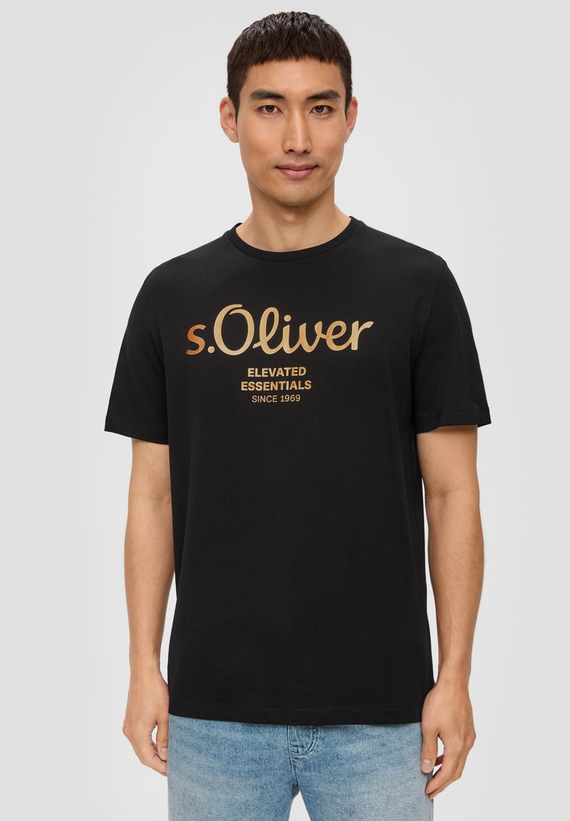 s.Oliver MIT GROSSEM LABEL - T-shirt print - schwarz