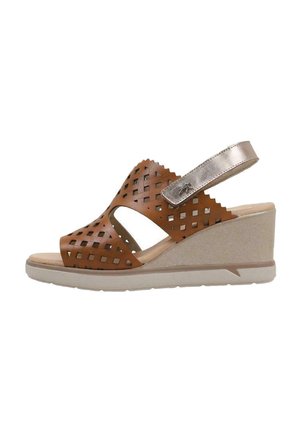 Sandalia de cuña marrón con patrón calado, correa metálica plateada y cuña texturizada beige. Suela ligera para comodidad y soporte.