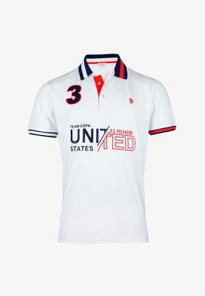Witte polo met marineblauwe en rode accenten. Bevat een 3 op de linkerkant van de borst, een gelaagde kraag en bedrukte logo's in marineblauw en rood. Korte mouwen.