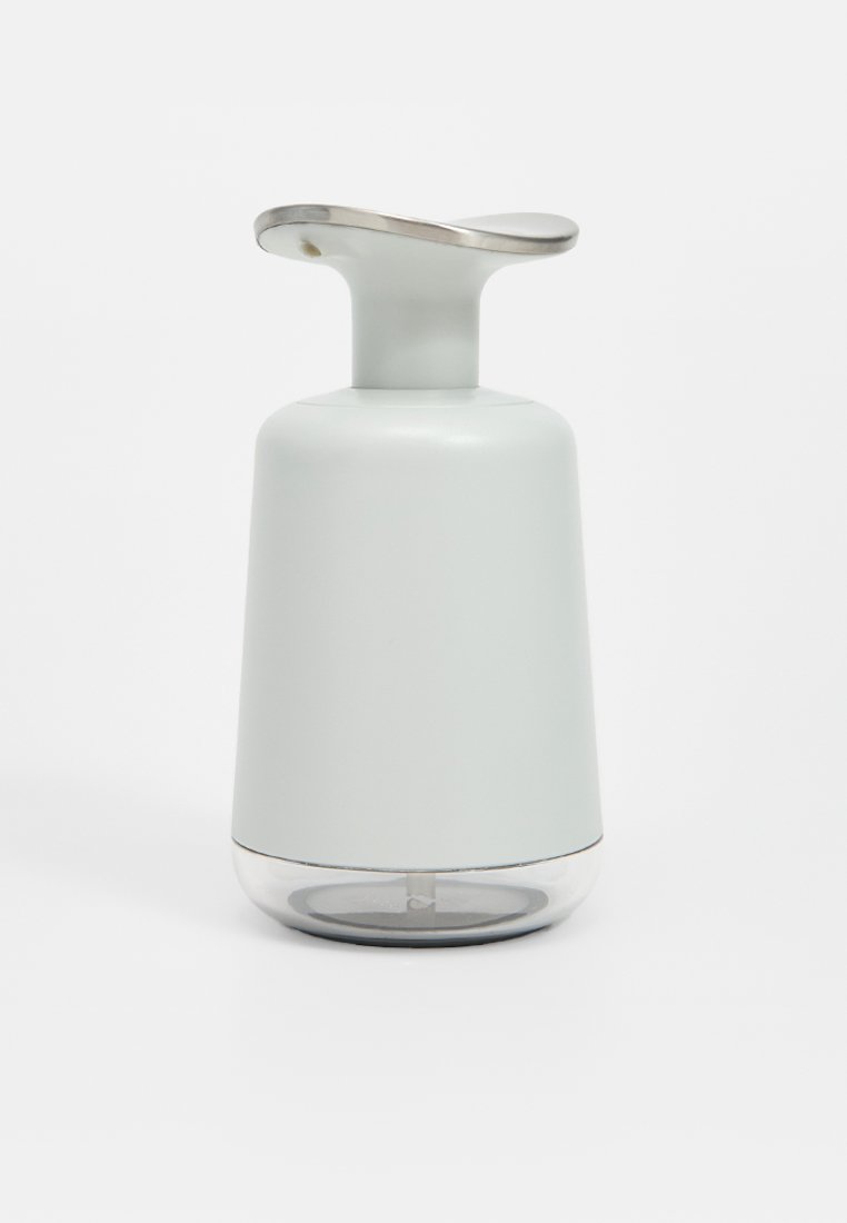 Lichtgrijze keramische dispenser met een ronde basis, metalen top en transparante ondersectie. Gladde textuur met een minimalistisch ontwerp.