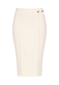 Jupe crayon crème taille haute avec des coutures verticales et deux boutons dorés brillants à la taille sur fond blanc.