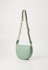Borsa a spalla in pelle verde menta con forma a mezzaluna, logo in rilievo e tracolla regolabile a fantasia con dettagli in oro.