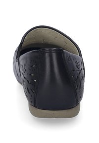 Ballerines en cuir noir avec des motifs découpés décoratifs, dos arrondi, semelle intérieure rembourrée et semelle en caoutchouc basse. Texture lisse et design classique.