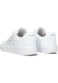 Witte lage sneakers van leer met een getextureerd oppervlak, voorzien van een gewatteerde tong en kraag, en een rubberen zool.