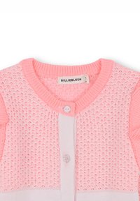 Roze gebreide babycardigan met een ronde halslijn, decoratieve knopen en een textuurpatroon op de voorkant en mouwen.