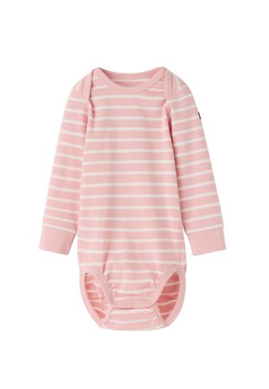 Lyserød og hvid stribet langærmet babydragt med trykknapper i skridtet og kuvertudskæring ved halsen for nem påklædning.