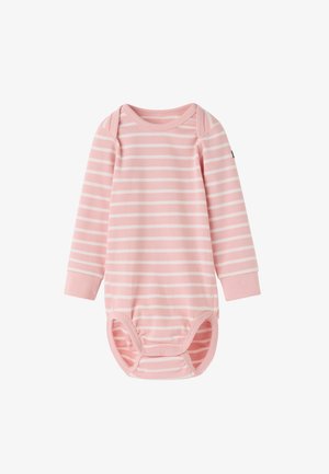 Lyserød og hvid stribet langærmet babydragt med trykknapper i skridtet og kuvertudskæring ved halsen for nem påklædning.