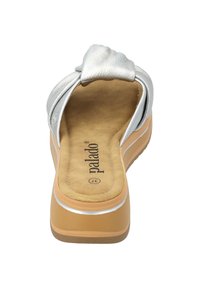 Zilveren faux leren slide sandaal met een geknoopte design, gevoerde binnenzool en een beige loopzool met een witte streep. Merknaam zichtbaar.