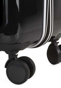 Maleta negra brillante con un exterior duradero, que presenta un cierre con textura y ruedas negras lisas para una fácil movilidad.