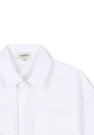 Witte katoenen shirt met een klassieke kraag, twee borstzakken en een subtiel reliëf LANVIN-logo aan de linkerkant. Gladde textuur, strak ontwerp.