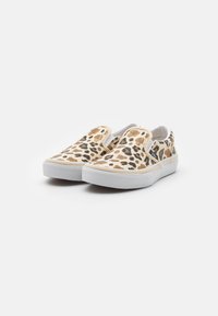 Sneakers slip-on con stampa leopardata, con dettagli beige, neri e dorati. Tomaia in tessuto flessibile, suola in gomma bianca e pannelli laterali elastici.