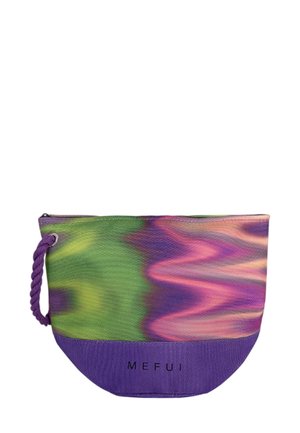 Borsa in tessuto multicolore con un motivo a gradiente verde, rosa e viola. Presenta un fondo viola e una maniglia intrecciata viola.