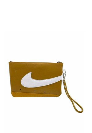 Clutch giallo in ecopelle con emblemma bianco Nike swoosh, caratterizzato da una superficie testurizzata, chiusura con zip e tracolla per un facile trasporto.