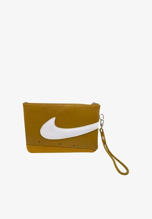 Clutch giallo in ecopelle con emblemma bianco Nike swoosh, caratterizzato da una superficie testurizzata, chiusura con zip e tracolla per un facile trasporto.