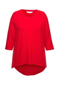 Top rosso a maniche corte realizzato in tessuto morbido, con scollatura arrotondata e orlo asimmetrico più lungo sul retro.