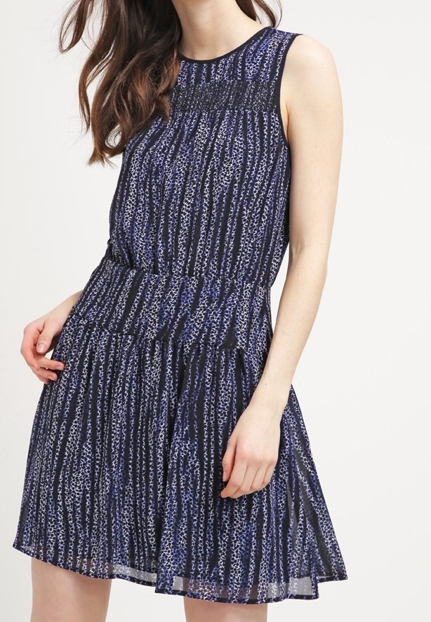 Marinefarbendes ärmelloses Kleid mit strukturiertem Oberteil, fließendem Rock und vertikalem Muster aus blauen, weißen und lila Linien.