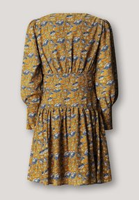 Żółta sukienka w kwiaty z dopasowaną talią, długimi bufkowymi rękawami i rozkloszowanym dołem z niebiesko-białymi wzorami kwiatowymi. Materiał bawełniany.