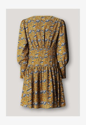 Dzeltena ziedu kleita ar pieguļošu vidukli, garām pūstām piedurknēm un izplešamu svārku ar zilām un baltām ziedu rakstām. Kokvilnas audums.