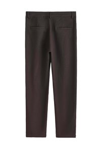 Pantalon marron foncé avec une texture lisse. Comprend une ceinture, deux poches arrière et une coupe fuselée aux jambes. Aucun accessoire visible ni motif.