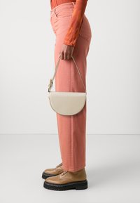 HVISK NOMI SOFT STRUCTURE - Håndtasker - bone white